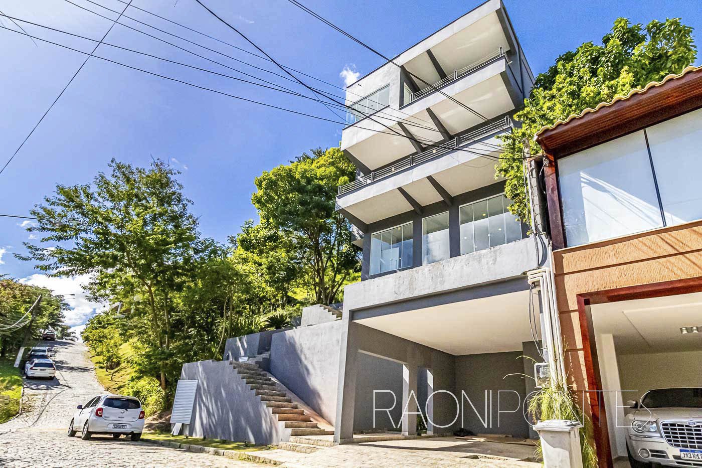 Casa de estilo moderno em condomínio exclusivo com vistas deslumbrantes