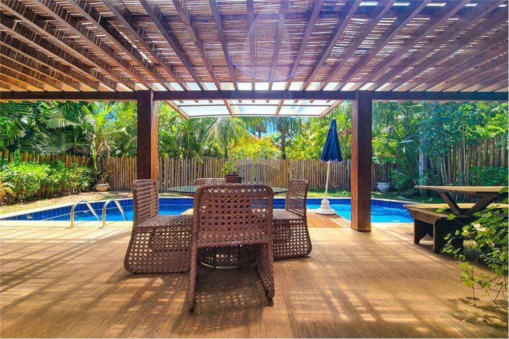 Casa na Praia do Forte - 200 metros da Praia do Lord - 245,82m² da área construída